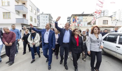 Mersin Büyükşehir Belediye Başkanı Vahap Seçer, Erdemli’de öğrenci ve velilerle buluştu