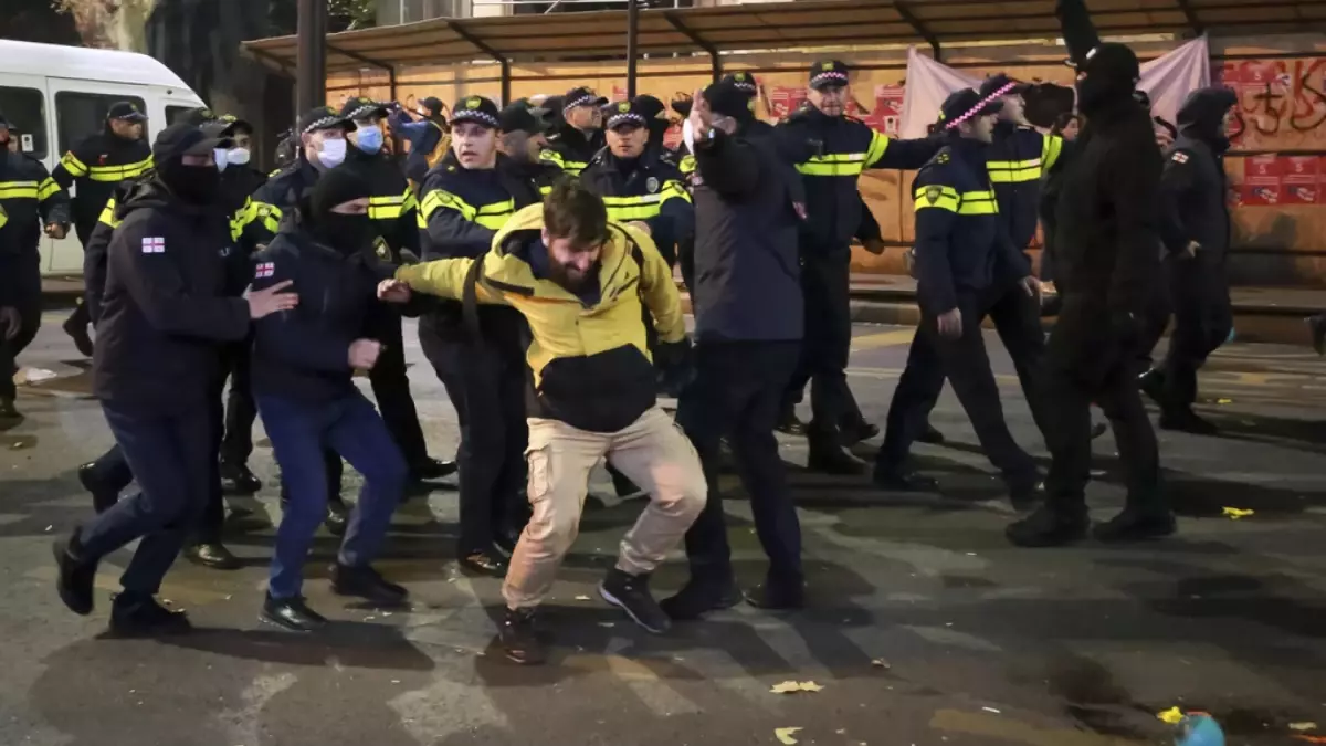 Gürcistan’da yol kapatıp çadır kuran protestoculara polis müdahalesi