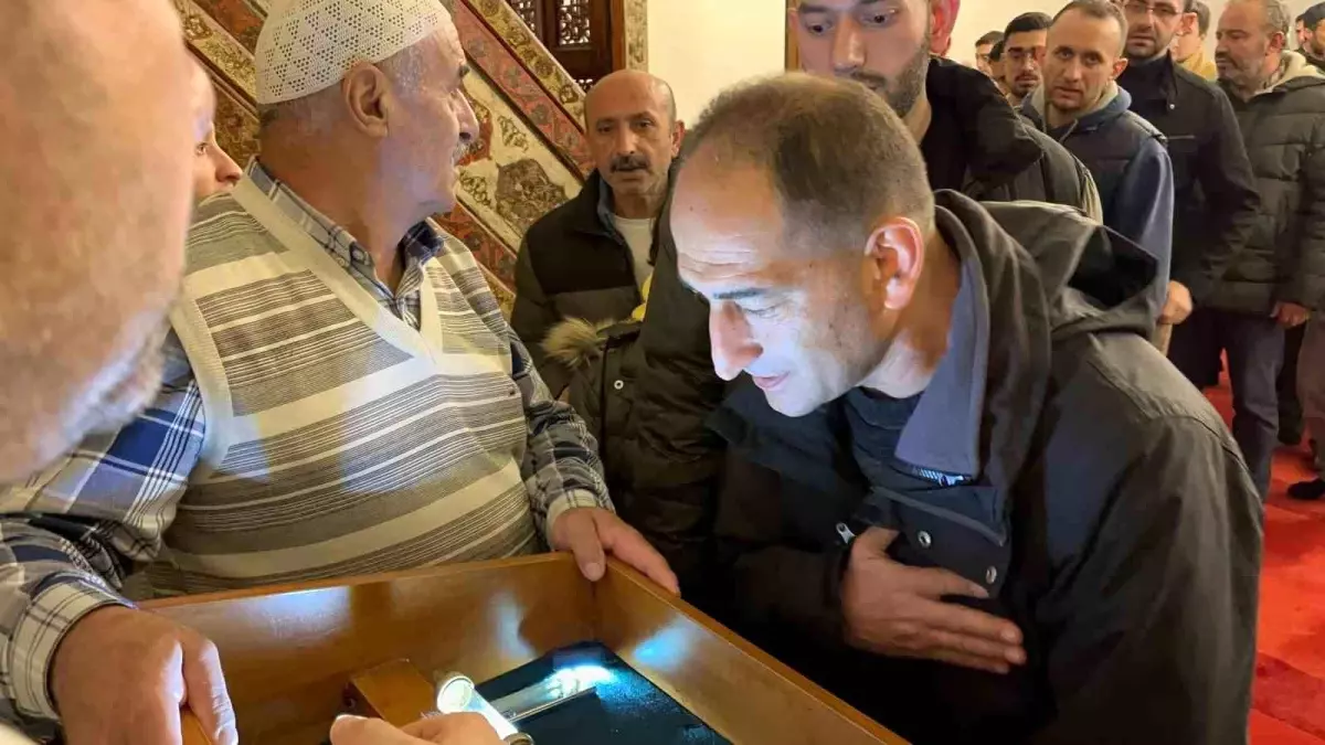 Kadir Gecesi’nde Camii Dolu: Sakal-ı Şerif İlgi Gördü